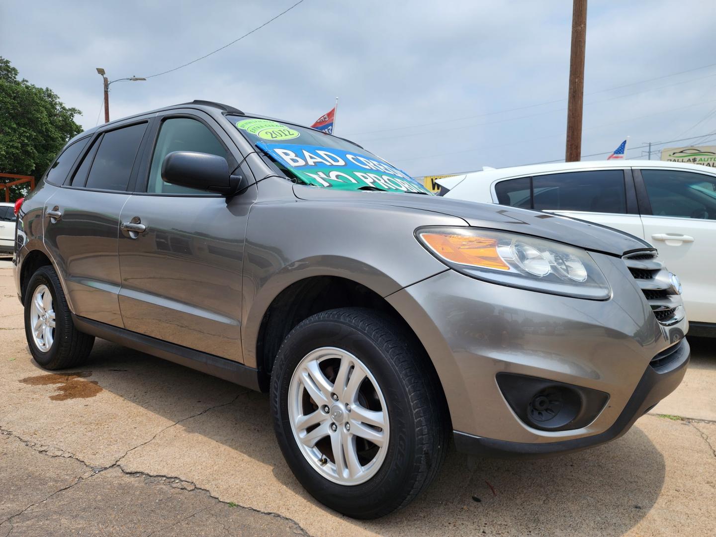 2012 GRAY Hyundai Santa Fe FE GLS (5XYZGDAB0CG) , AUTO transmission, located at 2660 S.Garland Avenue, Garland, TX, 75041, (469) 298-3118, 32.885551, -96.655602 - Welcome to DallasAutos4Less, one of the Premier BUY HERE PAY HERE Dealers in the North Dallas Area. We specialize in financing to people with NO CREDIT or BAD CREDIT. We need proof of income, proof of residence, and a ID. Come buy your new car from us today!! This is a very clean 2012 HYUNDAI SAN - Photo#1